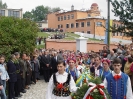 Українська і польська молодь із квітами – до пам’ятника Юліушу Словацькому.